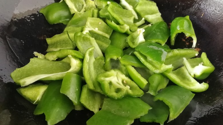 青椒炒香菇,锅里加一些油,油7分热放入青椒。