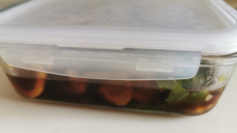 酸辣柠檬鸡爪【麻辣酸爽,好吃得停不了口】,密封放冰箱里冷藏5一8小时。