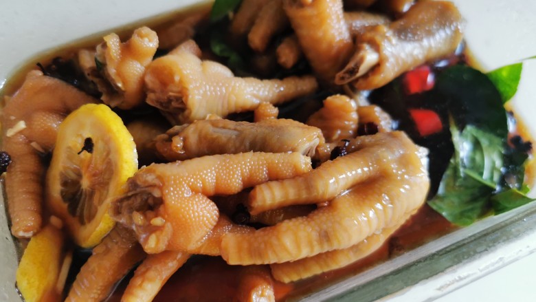 酸辣柠檬鸡爪【麻辣酸爽,好吃得停不了口】,即可食用,是不是简单易做哦😀麻辣酸爽,嚼劲十足,带着柠檬的清香气味!