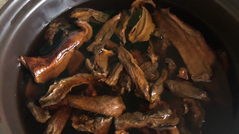牛肝菌炖鸡,泡牛肝菌