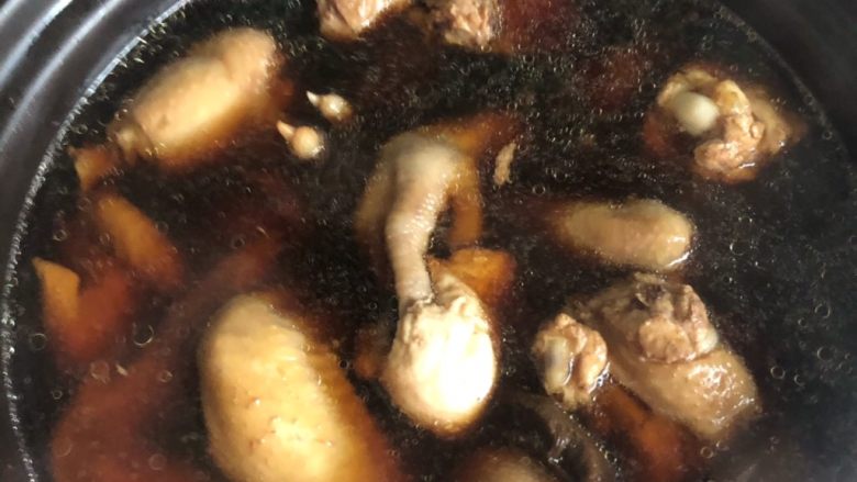 牛肝菌炖鸡,这时砂锅牛肝菌汤已经开了,鸡块捞出来都放入,倒少许<a style='color:red;display:inline-block;' href='/shicai/ 718'>料酒</a>