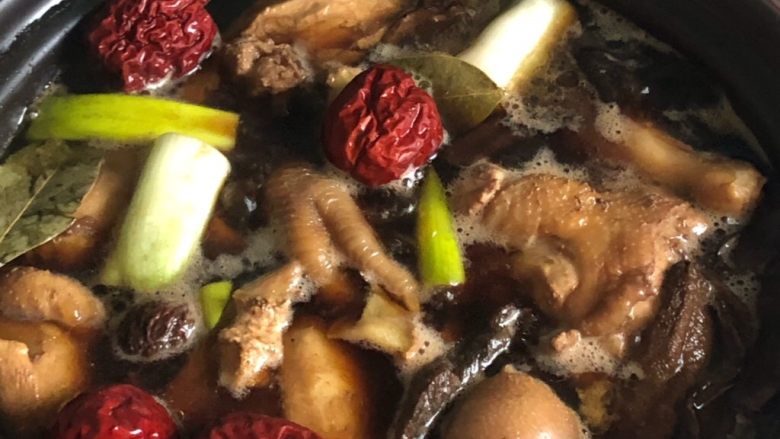 牛肝菌炖鸡,放大枣
