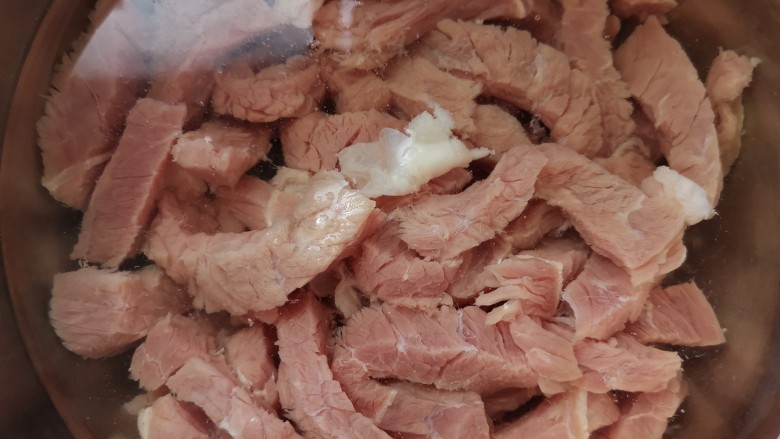 杏鲍菇炒牛肉,将牛肉切条多冲洗几遍 ,去除血水