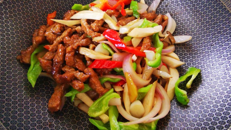 杏鲍菇炒牛肉,最后将牛肉加入,迅速翻炒均匀,