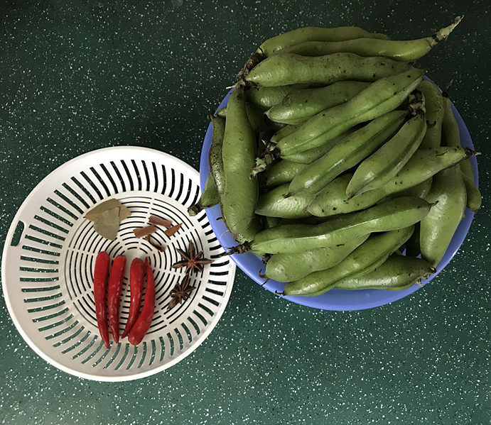 五香蚕豆,备好食材