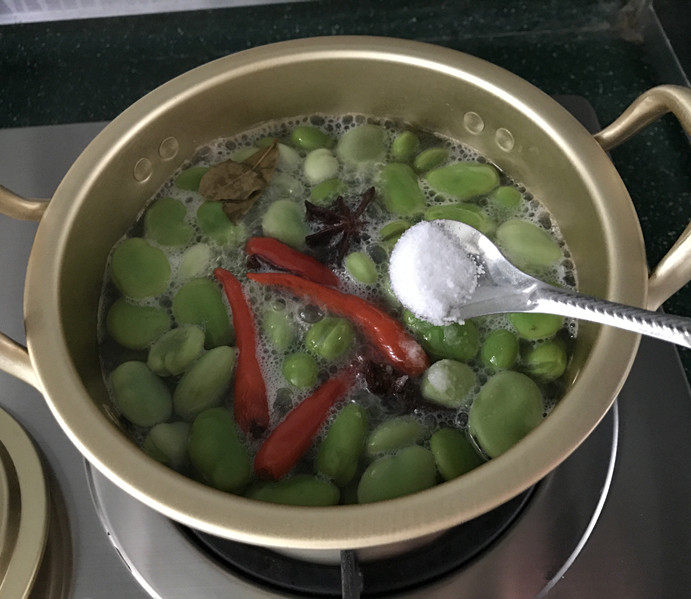 五香蚕豆,煮开后,放适量的盐,搅拌均匀