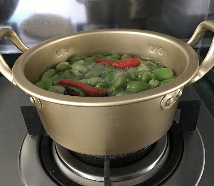 五香蚕豆,敞开锅,转小火,继续再煮5~8分钟