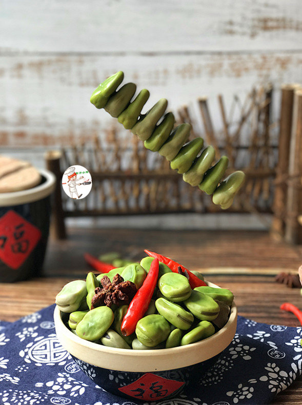五香蚕豆,用线或是筷子串串吃,就是记忆中的儿时味道