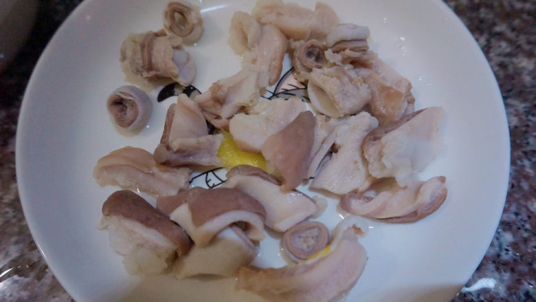 青椒炒猪肚,后捞出等待备用