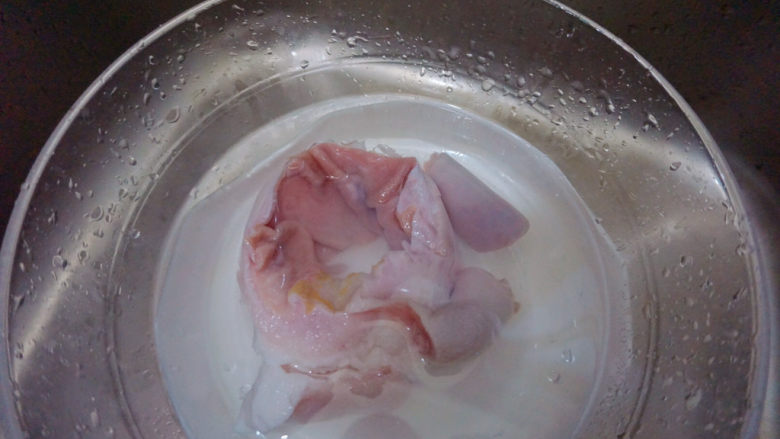 青椒炒猪肚,用盐水浸泡半小时,祛菌