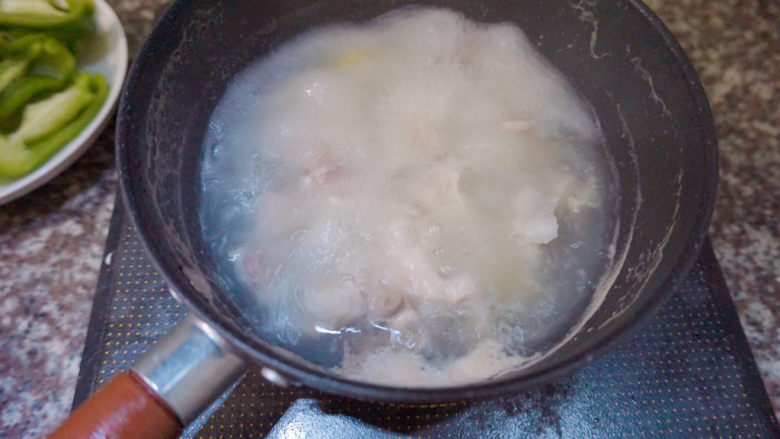 青椒炒猪肚,煮沸