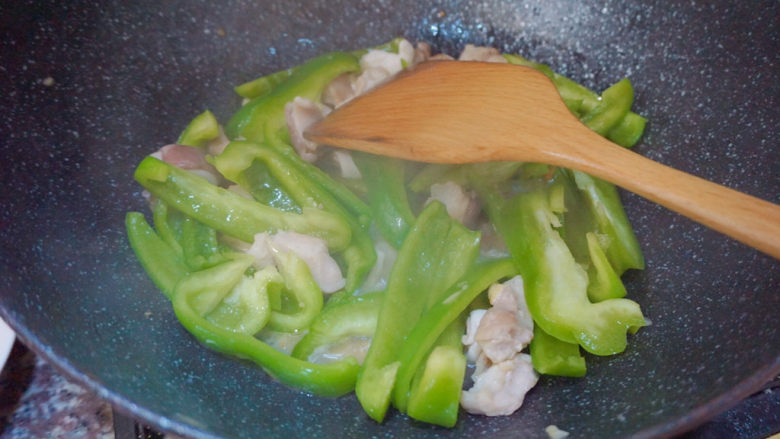 青椒炒猪肚,加水焖煮