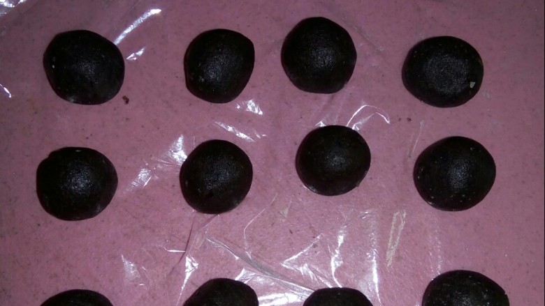 山药糕,馅料分小份,搓圆。