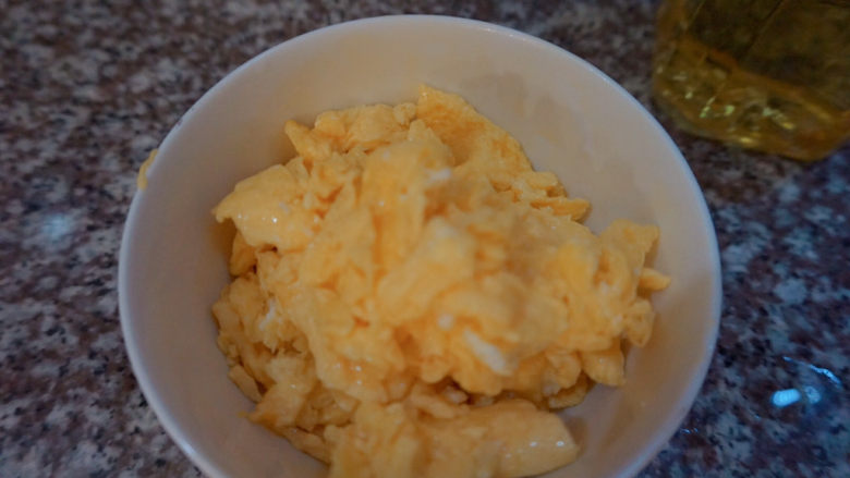 杏鲍菇炒鸡蛋,倒出备用