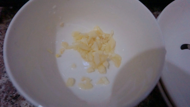 杏鲍菇炒鸡蛋,准备<a style='color:red;display:inline-block;' href='/shicai/ 9145'>蒜泥</a>