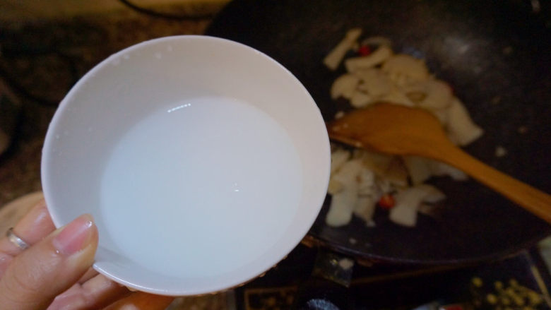 杏鲍菇炒鸡蛋,淀粉勾芡拌匀即可倒入锅中