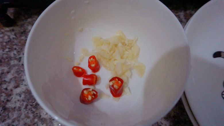 杏鲍菇炒鸡蛋,<a style='color:red;display:inline-block;' href='/shicai/ 89998'>小红辣椒</a>
