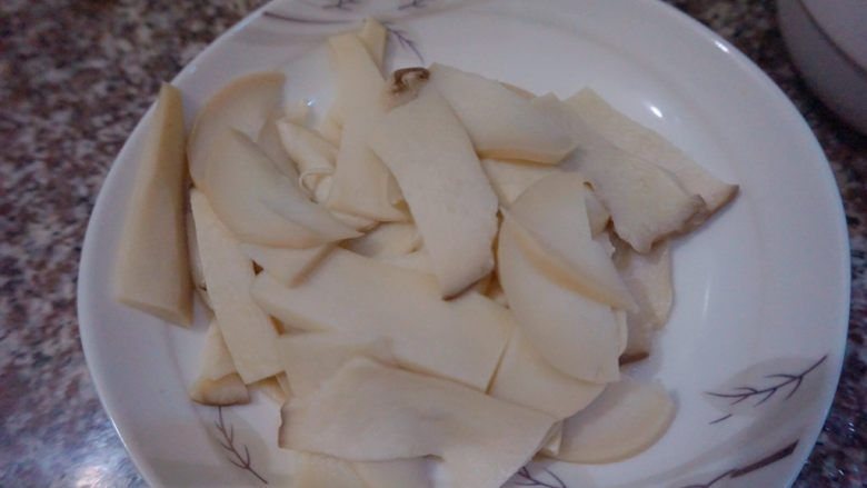 杏鲍菇炒鸡蛋,捞出备用