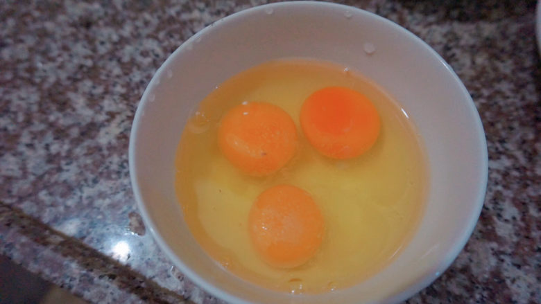杏鲍菇炒鸡蛋,加盐搅拌备用