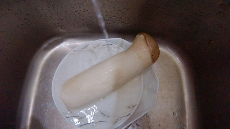 杏鲍菇炒鸡蛋,清洗干净