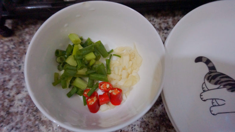 杏鲍菇炒鸡蛋,还有葱花