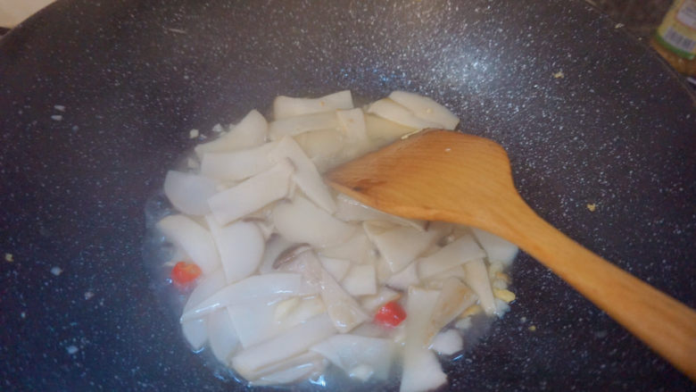 杏鲍菇炒鸡蛋,小火焖煮1分钟