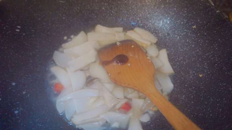 杏鲍菇炒鸡蛋,加入蚝油和盐
