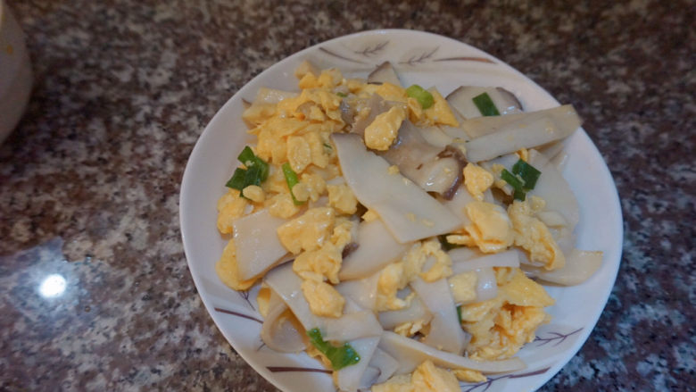 杏鲍菇炒鸡蛋,即可出锅食用了