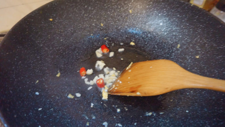 杏鲍菇炒鸡蛋,爆炒蒜泥和辣椒