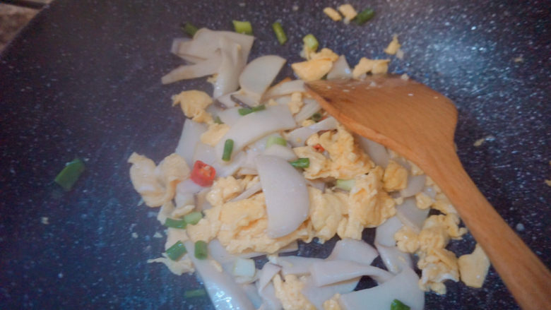 杏鲍菇炒鸡蛋,再加入葱花