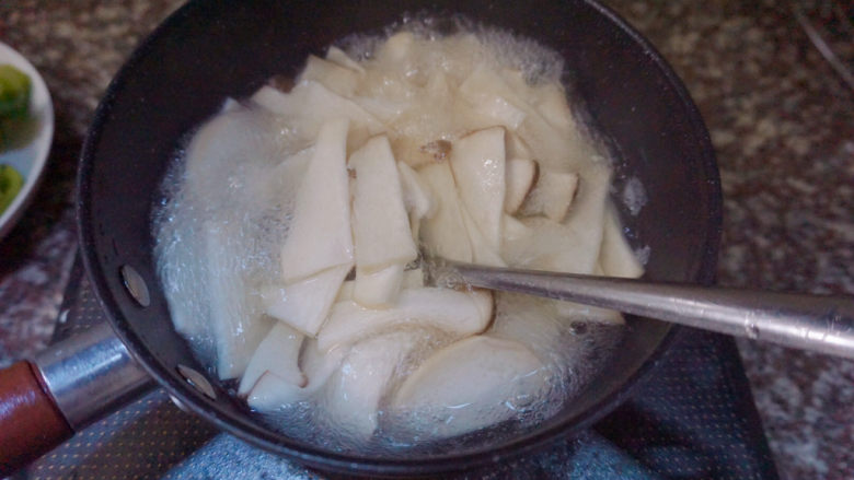杏鲍菇炒鸡蛋,水开后将杏鲍菇倒入焯水