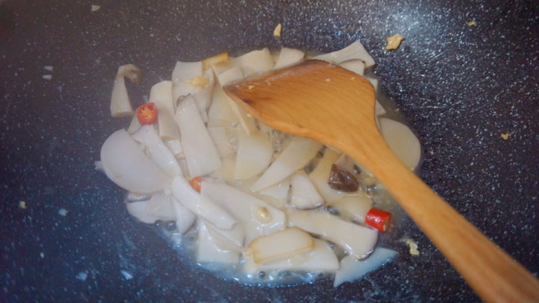 杏鲍菇炒鸡蛋,翻炒均匀