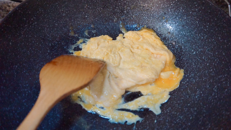 杏鲍菇炒鸡蛋,翻炒两面进行煎蛋🍳