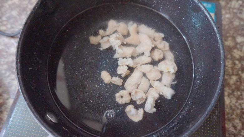 猪肚丸子粿条汤,更换一锅冷水,倒入猪肚