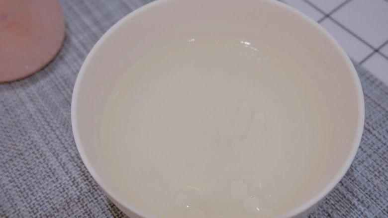 广东白凉粉,一小时后取出,凉粉已经凝固啦