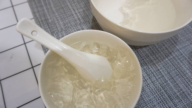 广东白凉粉,这样就可以食用啦,夏天吃的超级好吃超级凉爽可口的