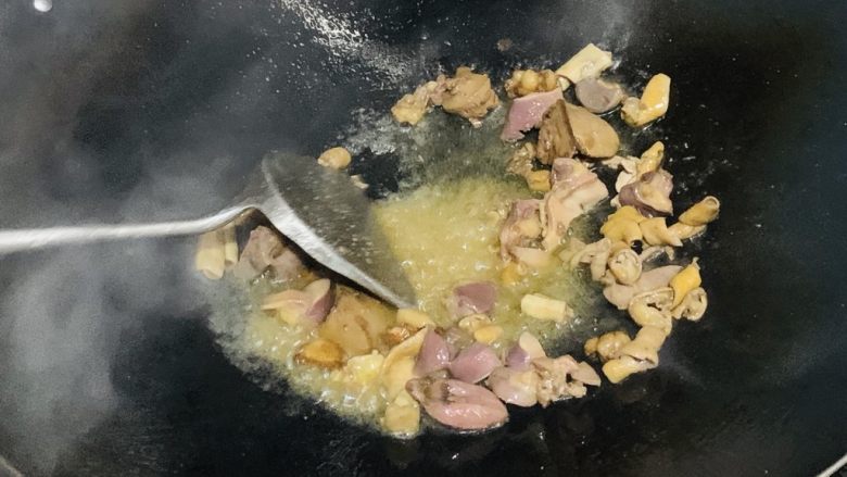 鸭杂炒南瓜藤,过程要保持油量,不够适当加一点。