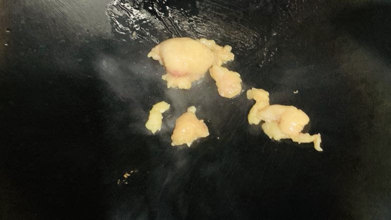 鸭杂炒南瓜藤,放入鸭脂肪。附挂在肠子上的,没有直接倒油。这步骤省略。