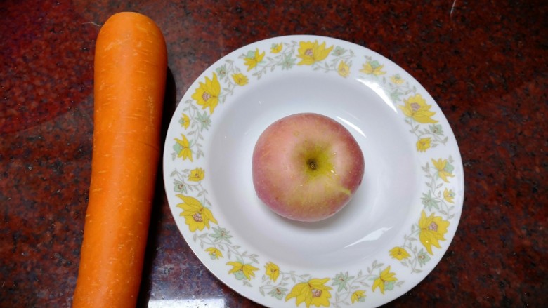 美味夏日蔬果汁，解暑解渴，又营养,准备好<a style='color:red;display:inline-block;' href='/shicai/ 591'>苹果</a>，<a style='color:red;display:inline-block;' href='/shicai/ 25'>胡萝卜</a>