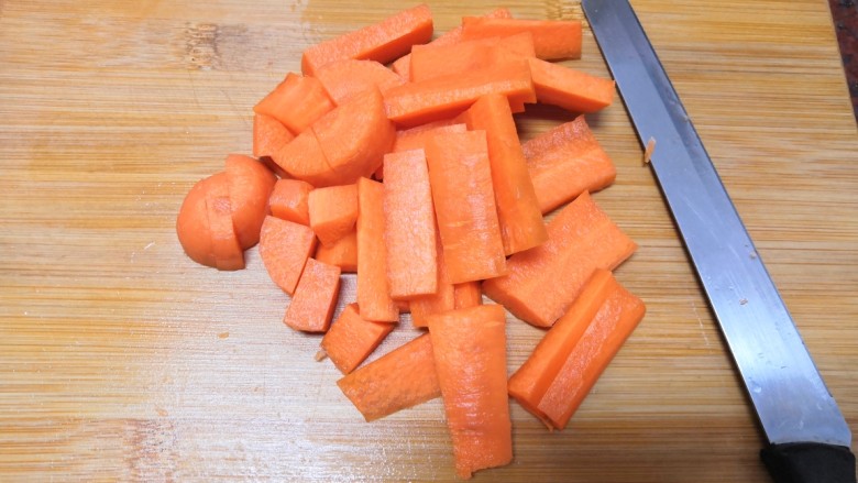 美味夏日蔬果汁，解暑解渴，又营养,切胡萝卜，能切小尽量切小点