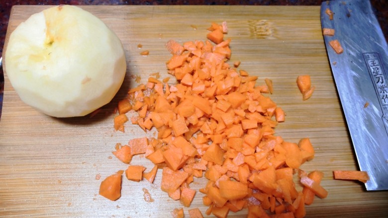 美味夏日蔬果汁，解暑解渴，又营养,切成粒粒的胡萝卜