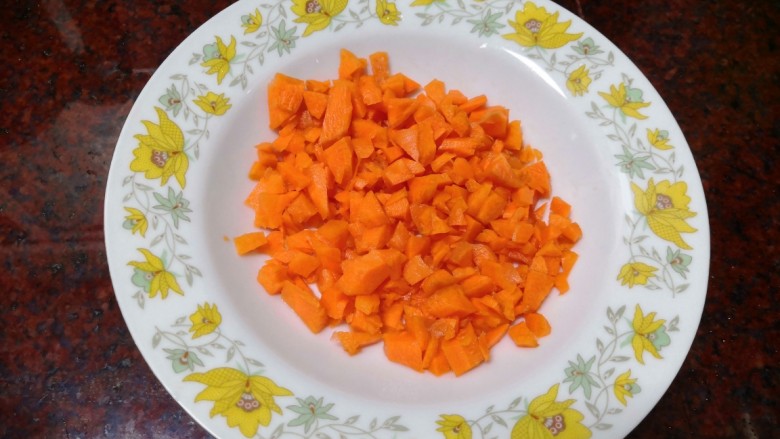 美味夏日蔬果汁，解暑解渴，又营养,用碟子把切成粒粒的胡萝卜装起来摆在一边