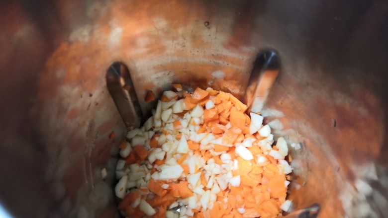 美味夏日蔬果汁，解暑解渴，又营养,把粒粒倒进倒进豆浆机内胆