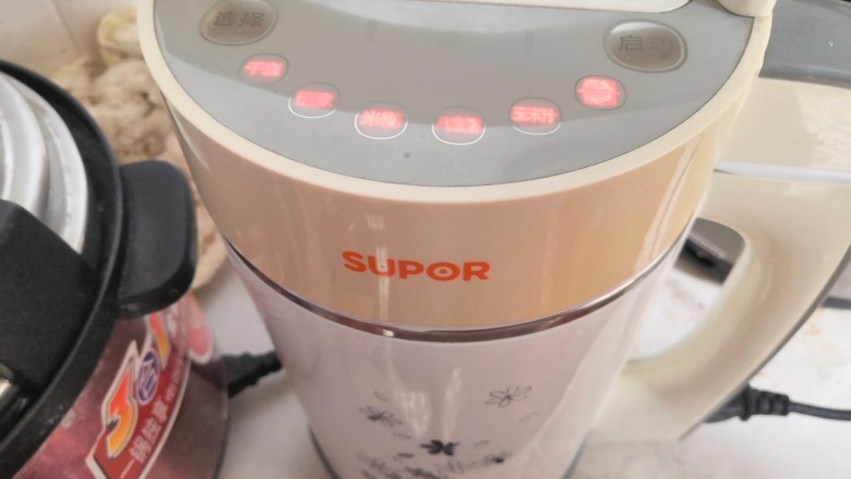 美味夏日蔬果汁，解暑解渴，又营养,盖好豆浆机盖子开始打，大概30分钟，不用理它的，让它自己打的。