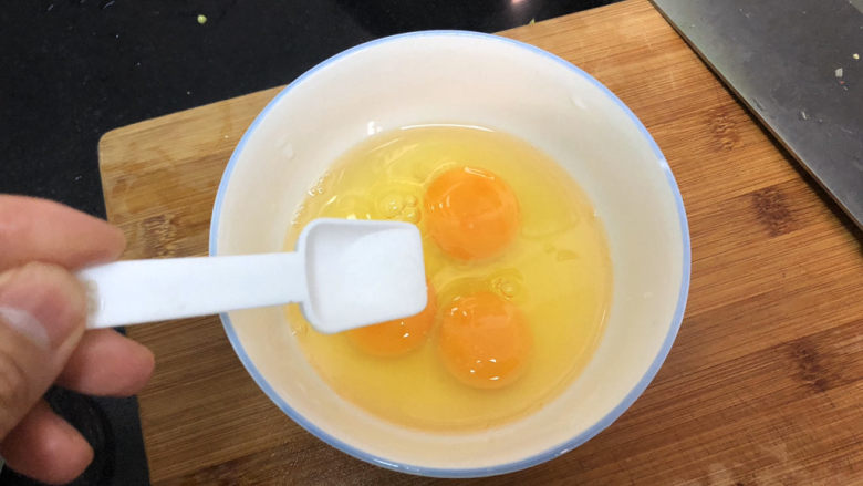豇豆炒鸡蛋➕春到人间草木知,鸡蛋打入碗中,加入少许食盐