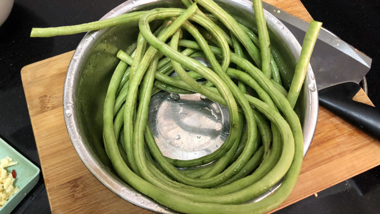 豇豆炒鸡蛋➕春到人间草木知,豇豆摘去两头,清洗备用