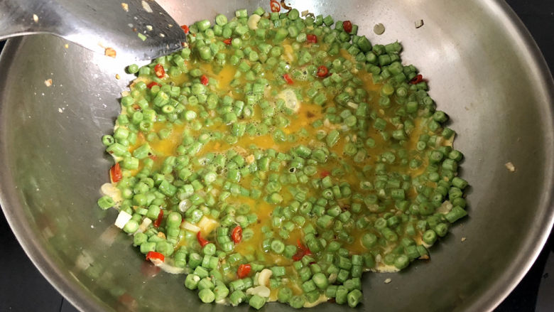 豇豆炒鸡蛋➕春到人间草木知,小火煸蛋液,到蛋液表面基本凝固