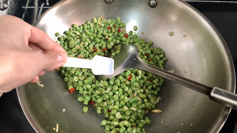 豇豆炒鸡蛋➕春到人间草木知,根据个人口味,添加适量食盐,继续翻炒一分钟,蛋液中也有盐分,注意盐不要加的太多了。