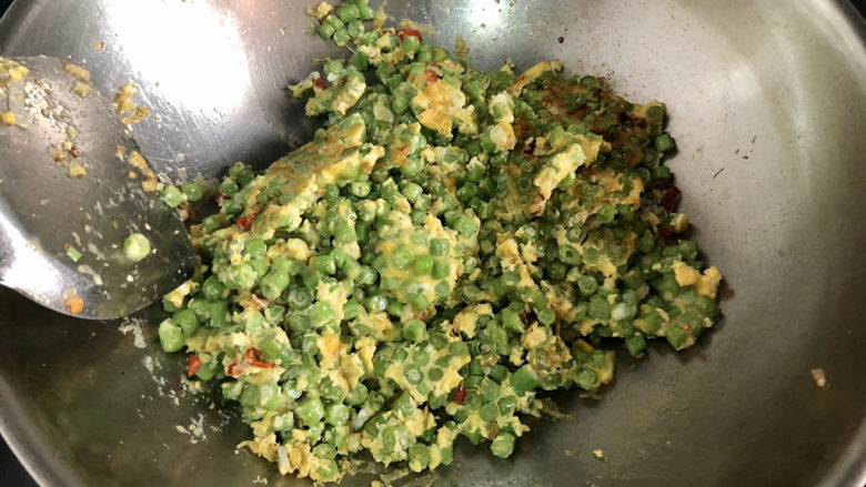 豇豆炒鸡蛋➕春到人间草木知,用铲子翻动豆角蛋块,两面煎熟即可,装盘出锅