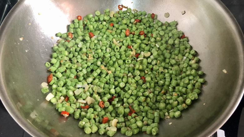 豇豆炒鸡蛋➕春到人间草木知,豇豆基本炒熟,均匀平铺在锅底